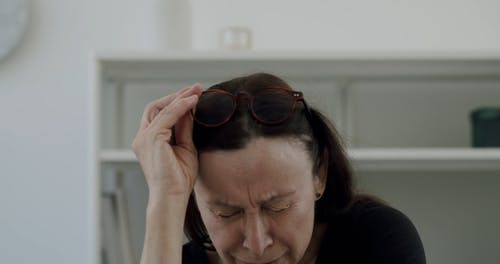 有关不快乐, 人, 倾斜地平线的免费素材视频