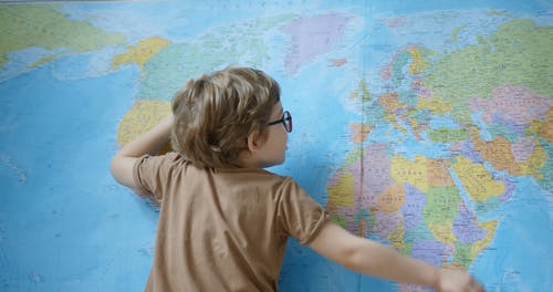 有关＃室内, 儿童, 地图的免费素材视频