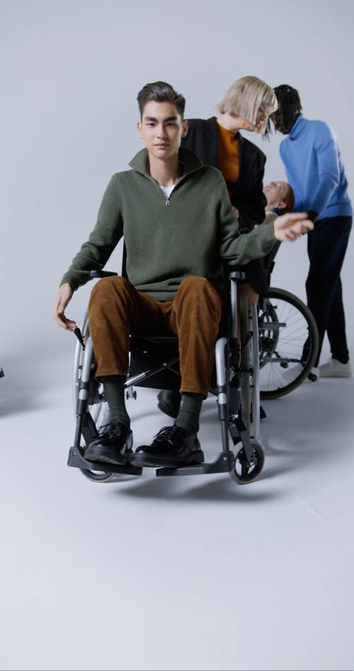 有关协助, 垂直视频, 多样化的免费素材视频