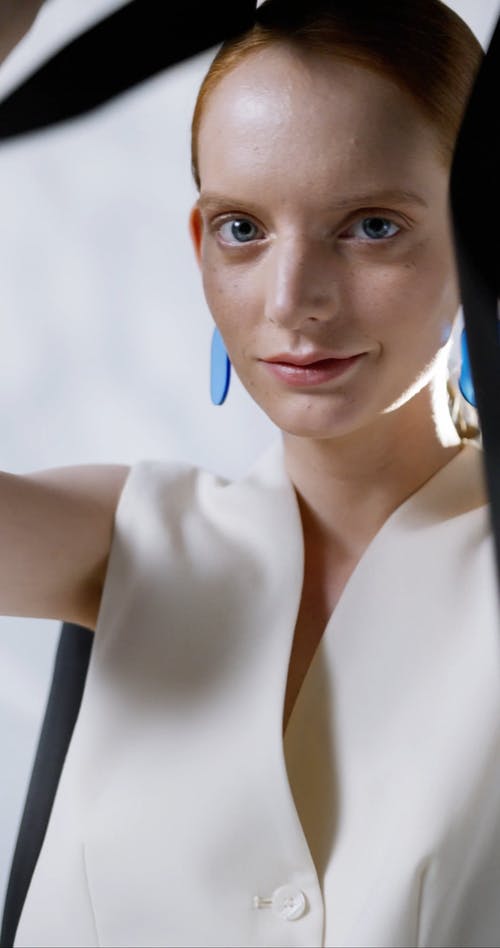 有关坐, 垂直视频, 帽子的免费素材视频