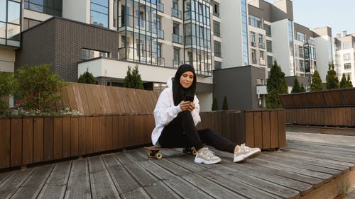 有关3C用品, 坐, 垂直视频的免费素材视频