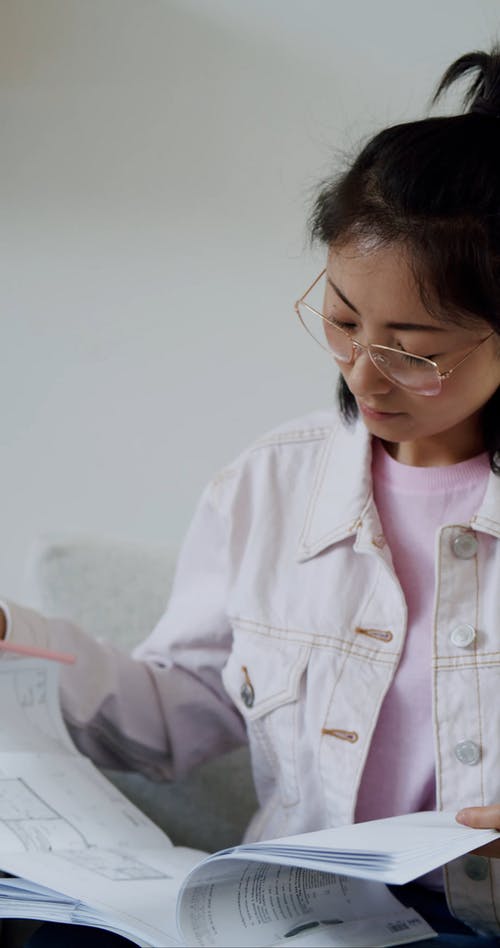 有关人, 坐, 垂直视频的免费素材视频