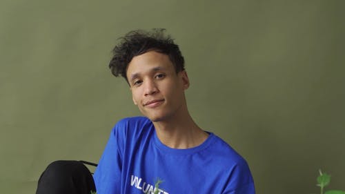 有关人, 坐, 室内的免费素材视频