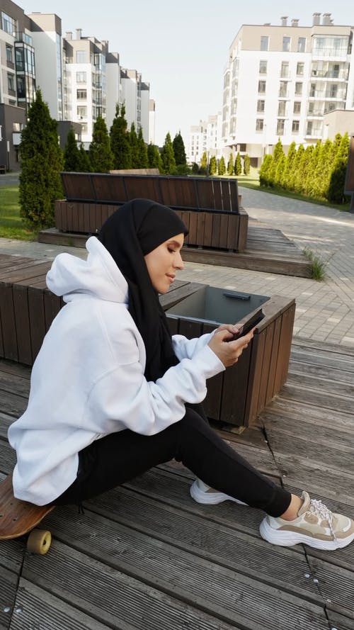 有关3C用品, 坐, 垂直视频的免费素材视频