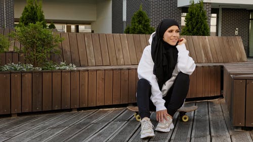 有关坐, 女人, 滑板的免费素材视频