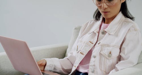 有关回答, 坐, 女人的免费素材视频