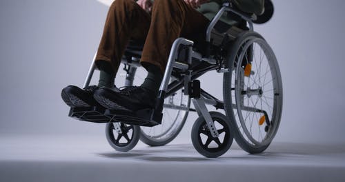 有关人, 坐, 室内的免费素材视频