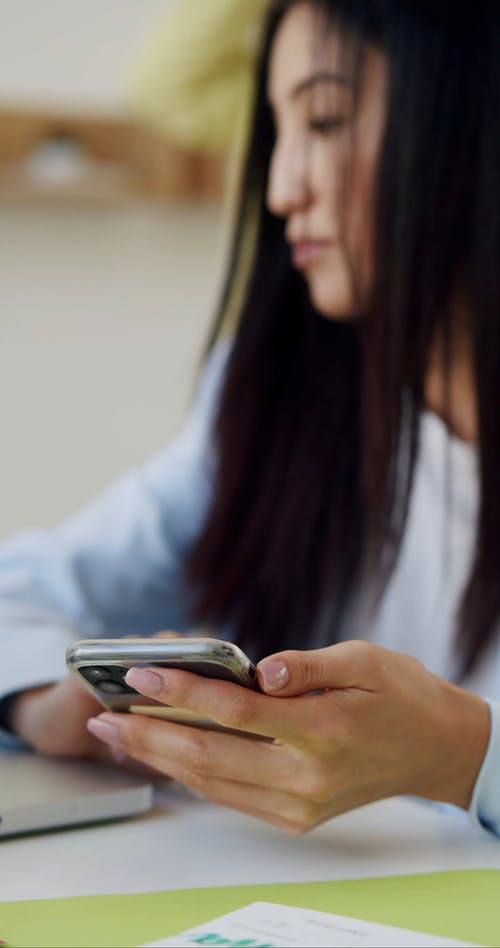 有关人, 在桌子上, 垂直视频的免费素材视频