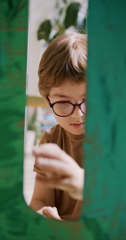 有关creating, 儿童, 垂直视频的免费素材视频