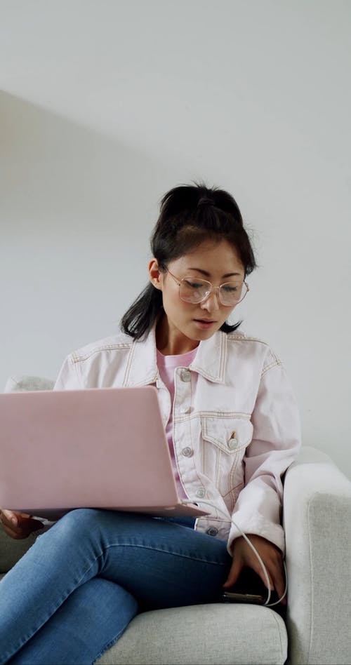 有关回答, 坐, 垂直视频的免费素材视频