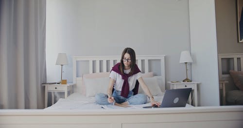 有关关闭, 功课, 印度人坐的免费素材视频