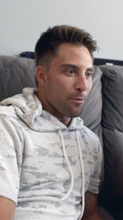 有关人, 在家, 坐的免费素材视频