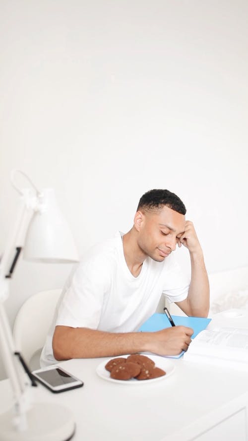 有关人, 在家, 在桌子上的免费素材视频