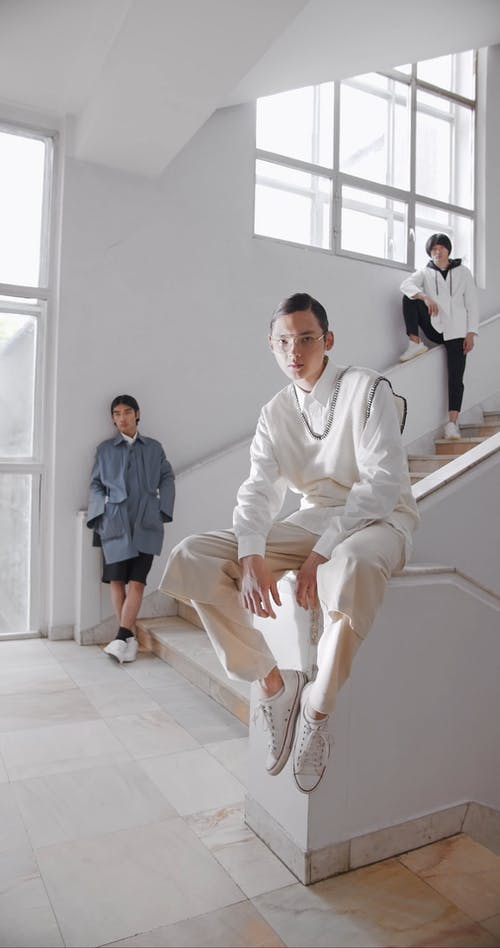 有关垂直视频, 室内, 摆姿势的免费素材视频