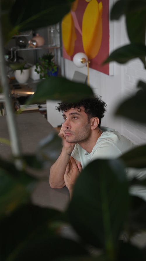 有关之间, 人, 倚的免费素材视频