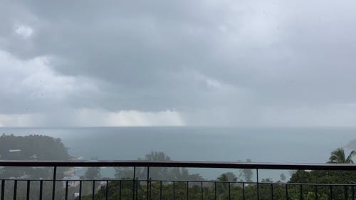 有关下雨, 从阳台上看, 假期的免费素材视频