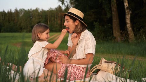 有关儿童, 坐, 女人的免费素材视频