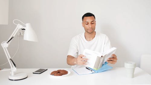 有关人, 在家, 在桌子上的免费素材视频