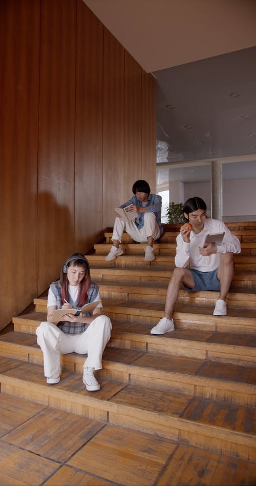 有关人, 坐, 垂直视频的免费素材视频