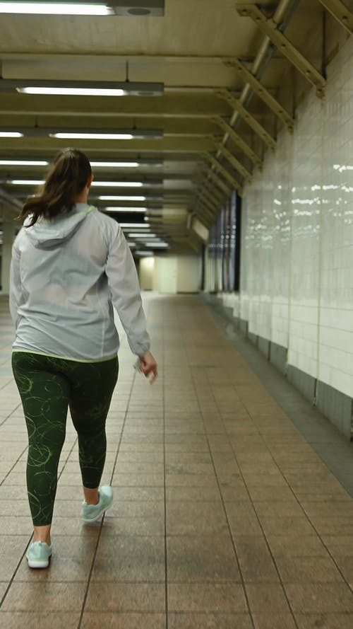 有关不倒翁, 垂直视频, 女人的免费素材视频