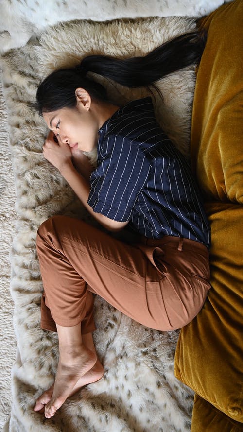 有关俯视图, 伤心, 垂直视频的免费素材视频