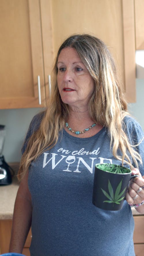 有关垂直视频, 女人, 室内的免费素材视频