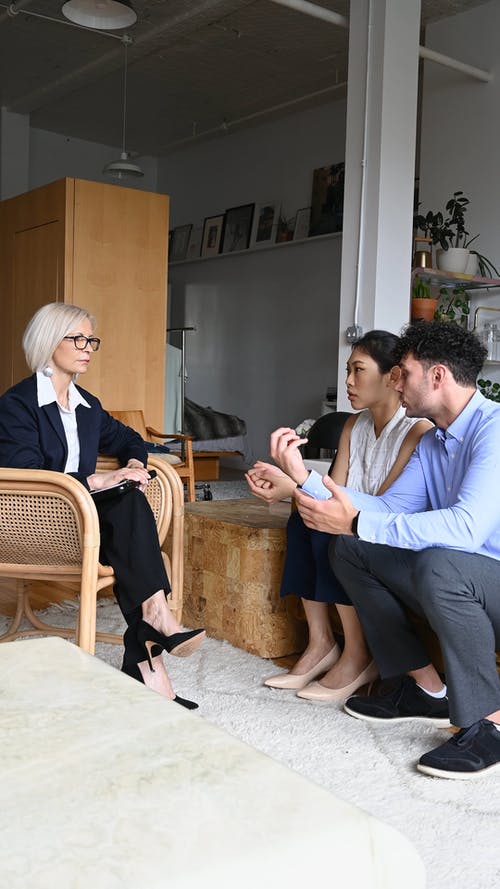 有关一对, 倾听, 坐的免费素材视频