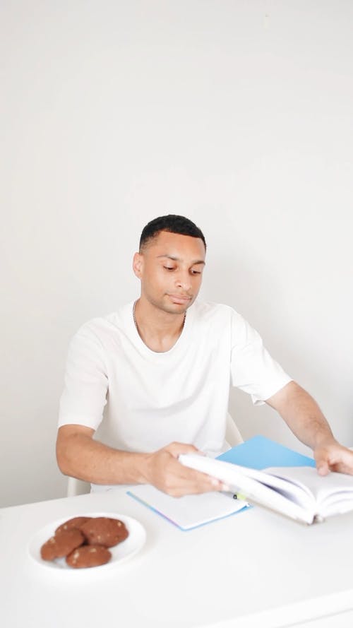 有关人, 在家, 在桌子上的免费素材视频