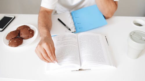 有关在家, 在桌子上, 坐的免费素材视频