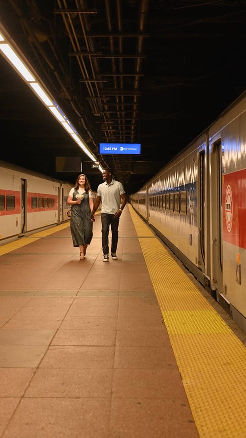 有关一对, 垂直视频, 拿着花的免费素材视频