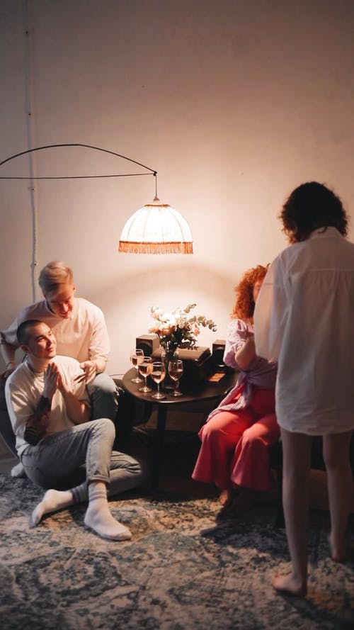 有关lgbt夫妇, 坐, 垂直视频的免费素材视频