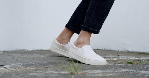 有关尺, 地面, 套头鞋的免费素材视频