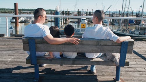 一家人坐在木凳上的背影 · 免费素材视频