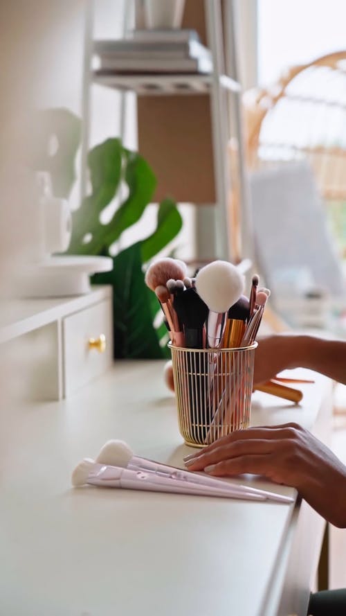 有关修剪指甲, 化妆品容器, 化妆刷的免费素材视频