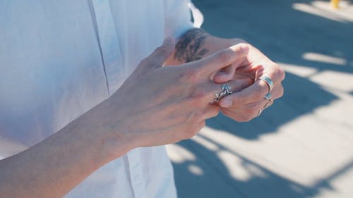 戴戒指的人的特写视图 · 免费素材视频