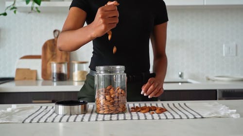 有关厨房, 手, 杏仁的免费素材视频