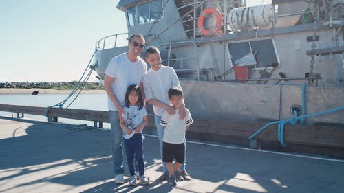 一个幸福的家庭站在船边 · 免费素材视频