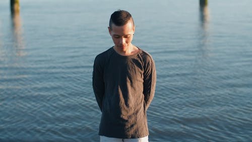 有关人, 微笑, 棕色毛衣的免费素材视频