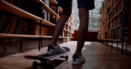 有关图书馆, 坐, 大学校区的免费素材视频