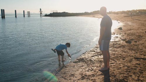 爸爸和儿子在沙滩上玩耍 · 免费素材视频