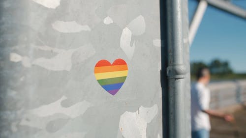 贴在墙上的彩虹色心形的浅焦点 · 免费素材视频