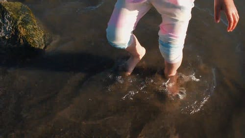 孩子在海滩上玩得开心 · 免费素材视频