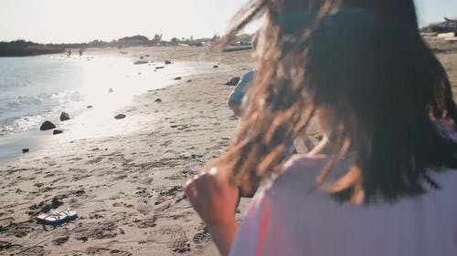 男孩和女孩在沙滩上奔跑 · 免费素材视频