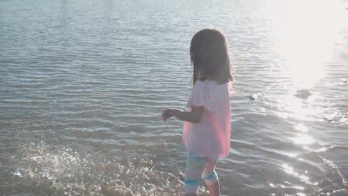 男孩和女孩在沙滩上玩耍 · 免费素材视频