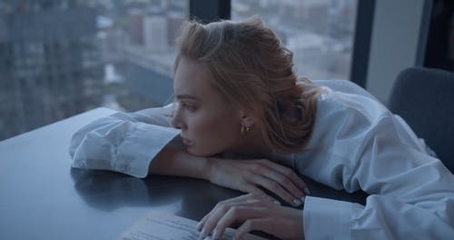 有关人, 倚, 伤心的免费素材视频