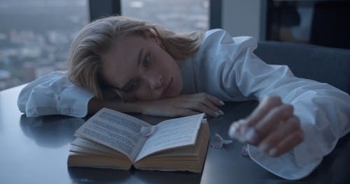 有关人, 倚, 伤心的免费素材视频