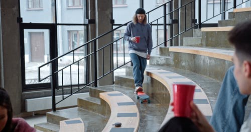 有关一群朋友, 人, 坐的免费素材视频