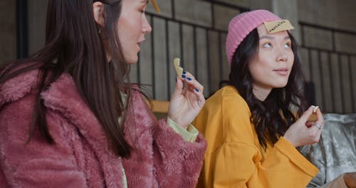 有关一群朋友, 吃, 大笑的免费素材视频