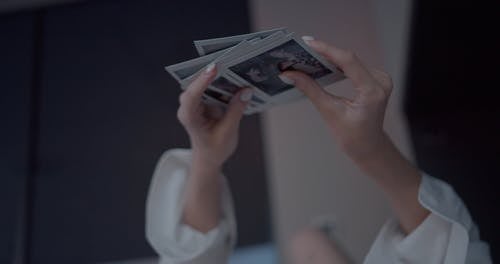 有关回忆, 女人, 宝丽来照片的免费素材视频