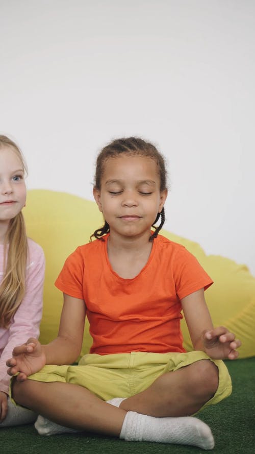 有关一起, 儿童, 双腿交叉的免费素材视频